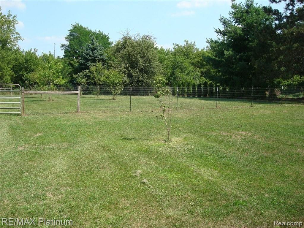 8436 Mabley Hill Road Fenton, MI 48430 - Photo 12 of 14 DSC05211.JPG