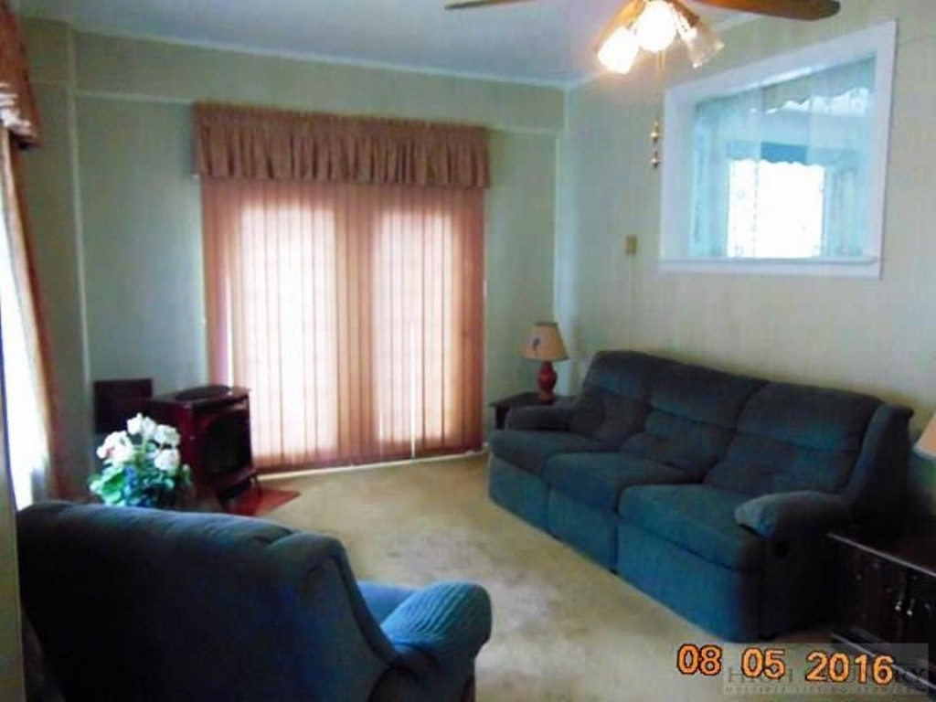 135 Bryant Combs Road Sugar Grove, NC 28679 - Photo 10 of 12 Family Room