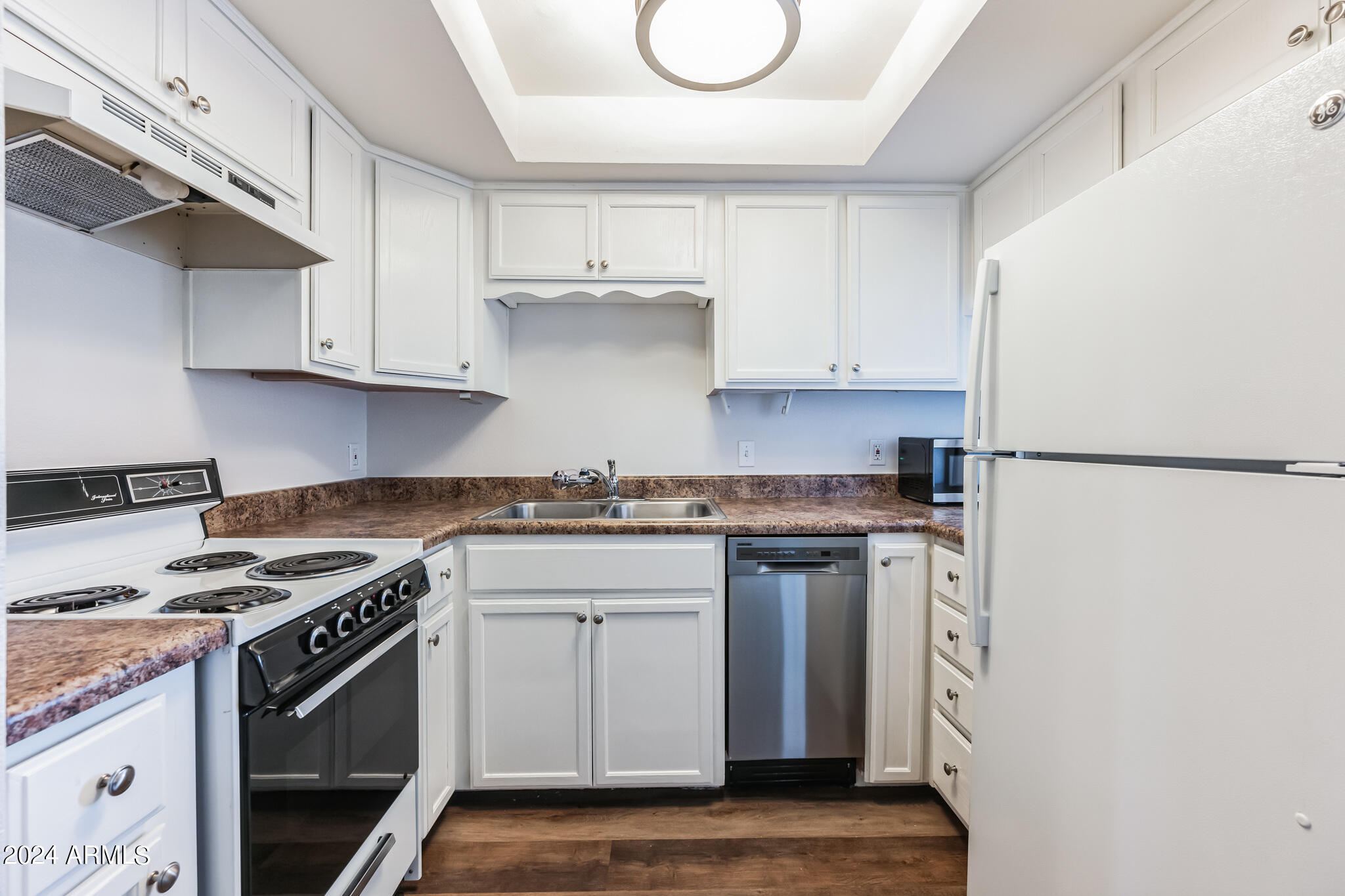 17 East Ruth Avenue, Unit 301 Phoenix, AZ 85020 - Photo 3 of 16 kitchen