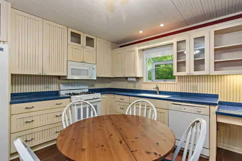 $405,000 | 2 Summit Avenue, East Dundee, IL 60118