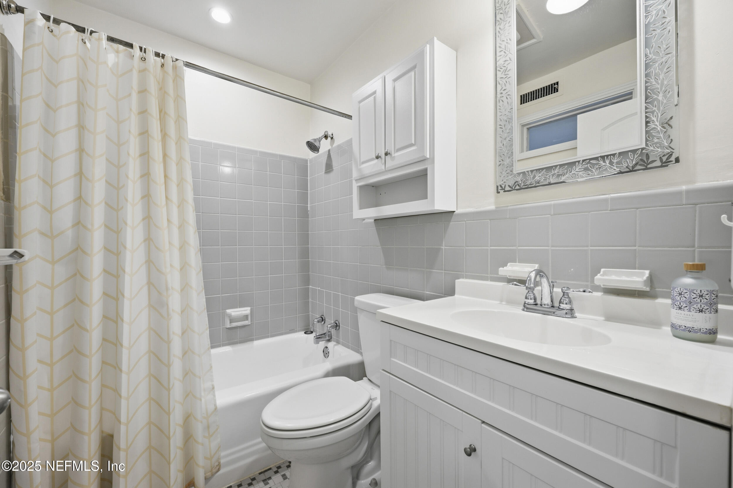 7110 Waikiki Road Jacksonville, FL 32216 - Photo 23 of 39 Guest Bathroom