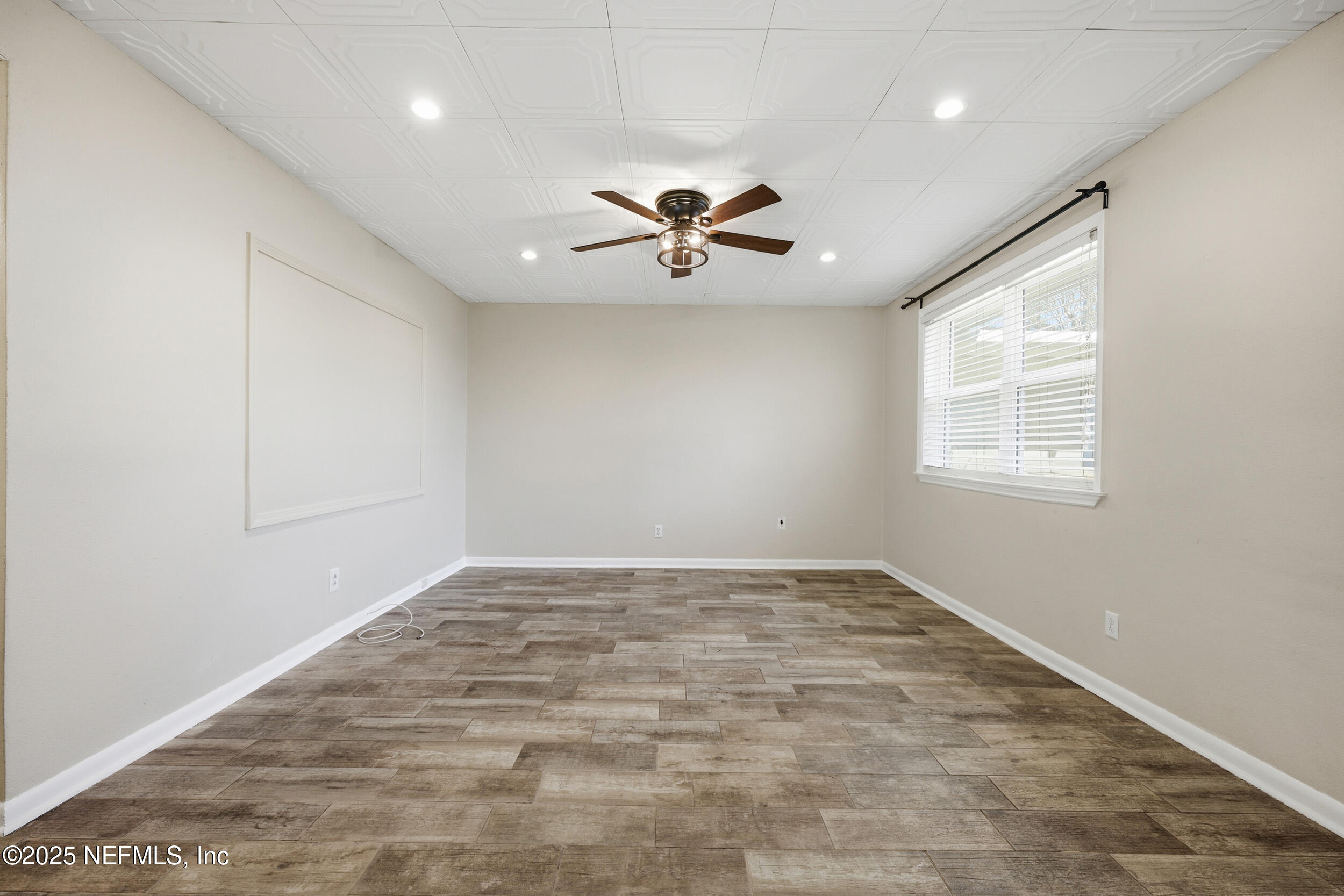 7110 Waikiki Road Jacksonville, FL 32216 - Photo 7 of 39 Living Room