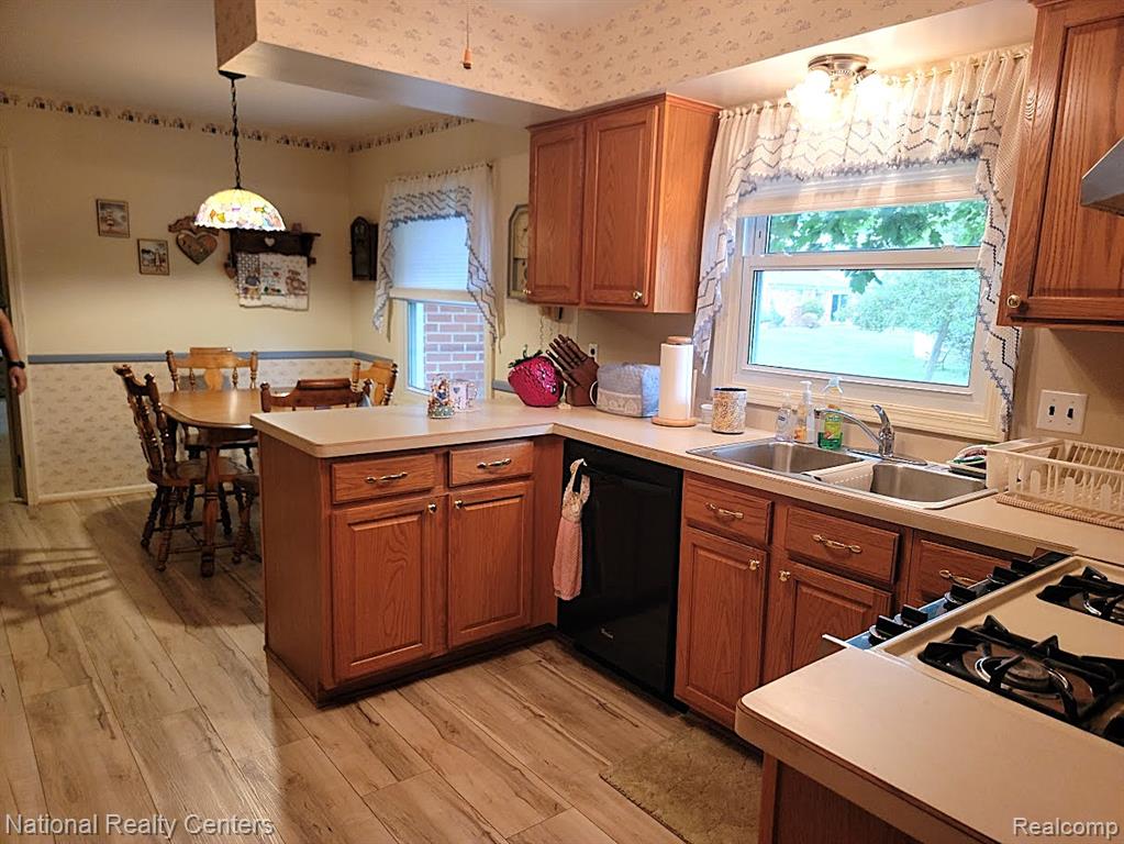 25630 Branchaster Road Farmington Hills, MI 48336 - Photo 8 of 48