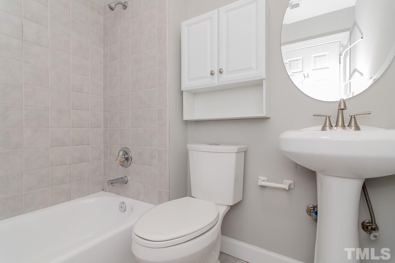 1404 Onslow Road Raleigh, NC 27606 - Photo 24 of 30 a bathroom with a sink toilet and bathtub