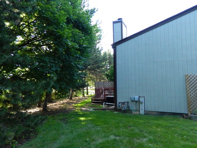 492 Rustic Drive, Unit 492 Wheeling, IL 60090 - Photo 18 of 20 a view of outdoor space with garden and deck