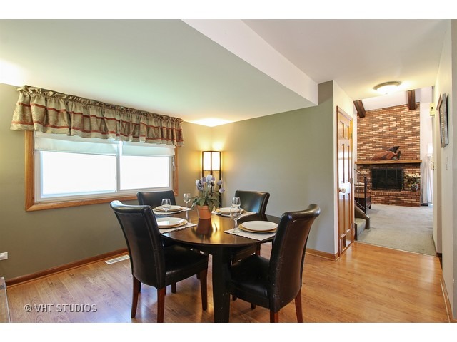 492 Rustic Drive, Unit 492 Wheeling, IL 60090 - Photo 6 of 20 a view of a dining room with furniture and window