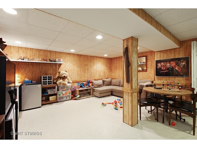 492 Rustic Drive, Unit 492 Wheeling, IL 60090 - Photo 7 of 20 a living room with lots of furniture and kitchen view