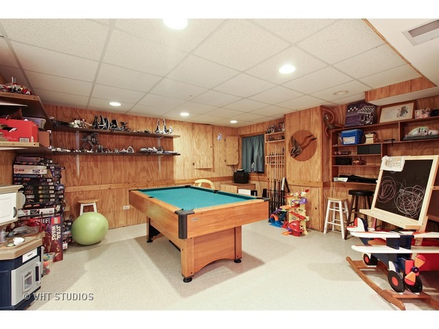 492 Rustic Drive, Unit 492 Wheeling, IL 60090 - Photo 8 of 20 a room with lots of furniture and clutter