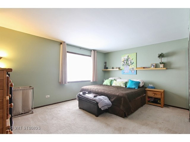 492 Rustic Drive, Unit 492 Wheeling, IL 60090 - Photo 9 of 20 a bedroom with a bed and a window