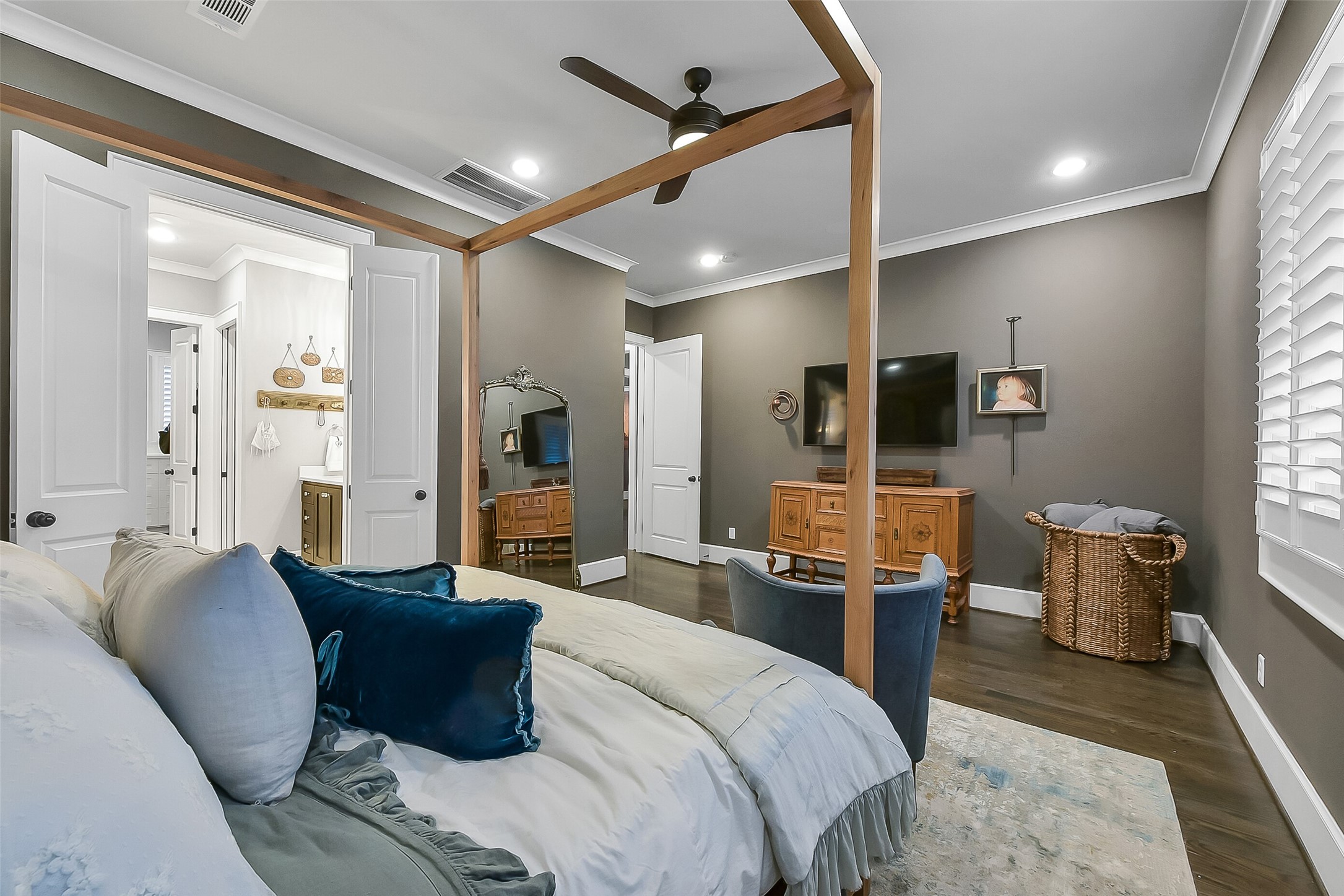 508 East 25th Street Houston, TX 77008 - Photo 13 of 45 The first floor primary bedroom demonstrates a thoughtful layout with natural light and access to the ensuite bathroom.