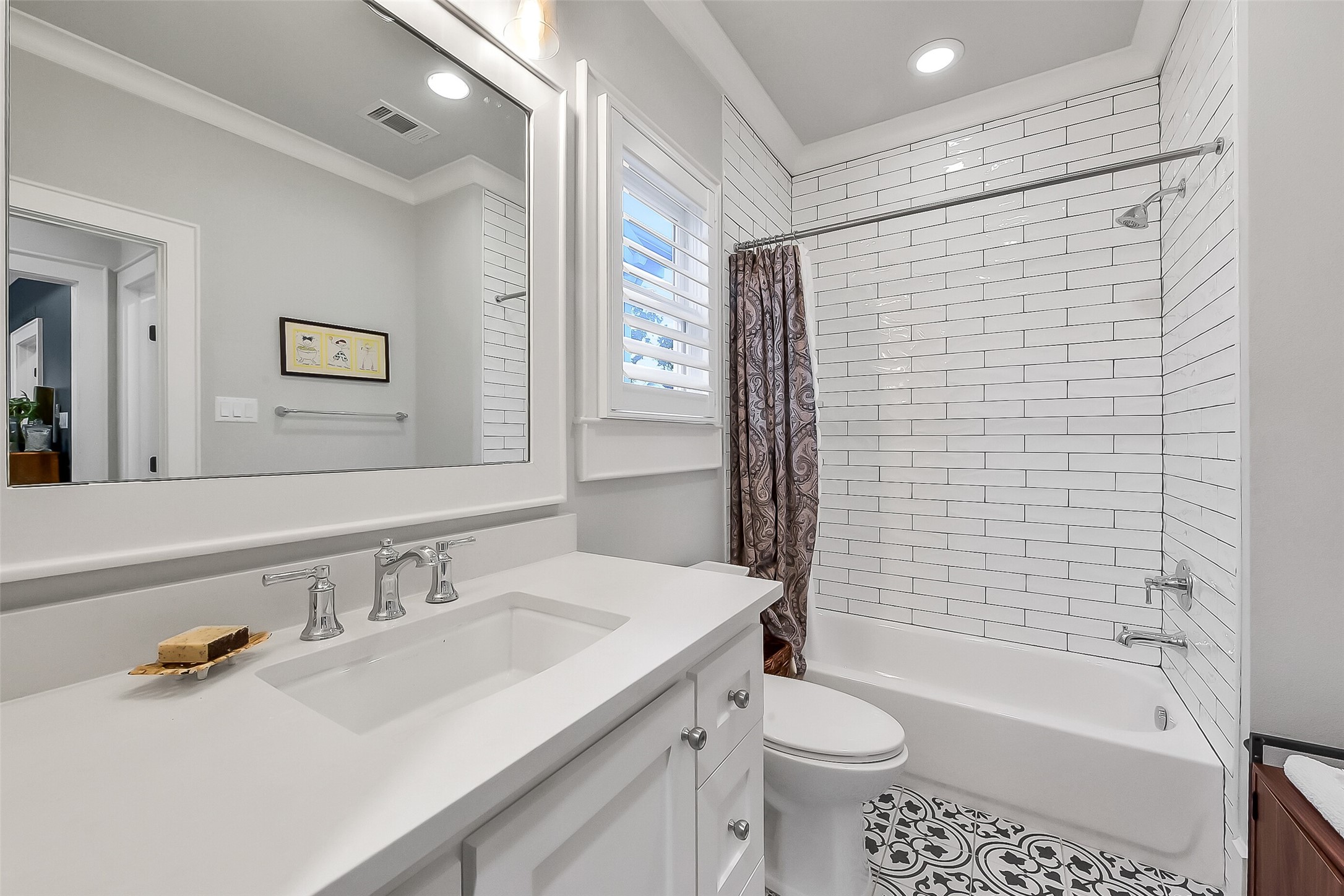 508 East 25th Street Houston, TX 77008 - Photo 18 of 45 Upstairs secondary bathroom with decorative tile floors and subway tile surrounding the expansive tub/shower combination.