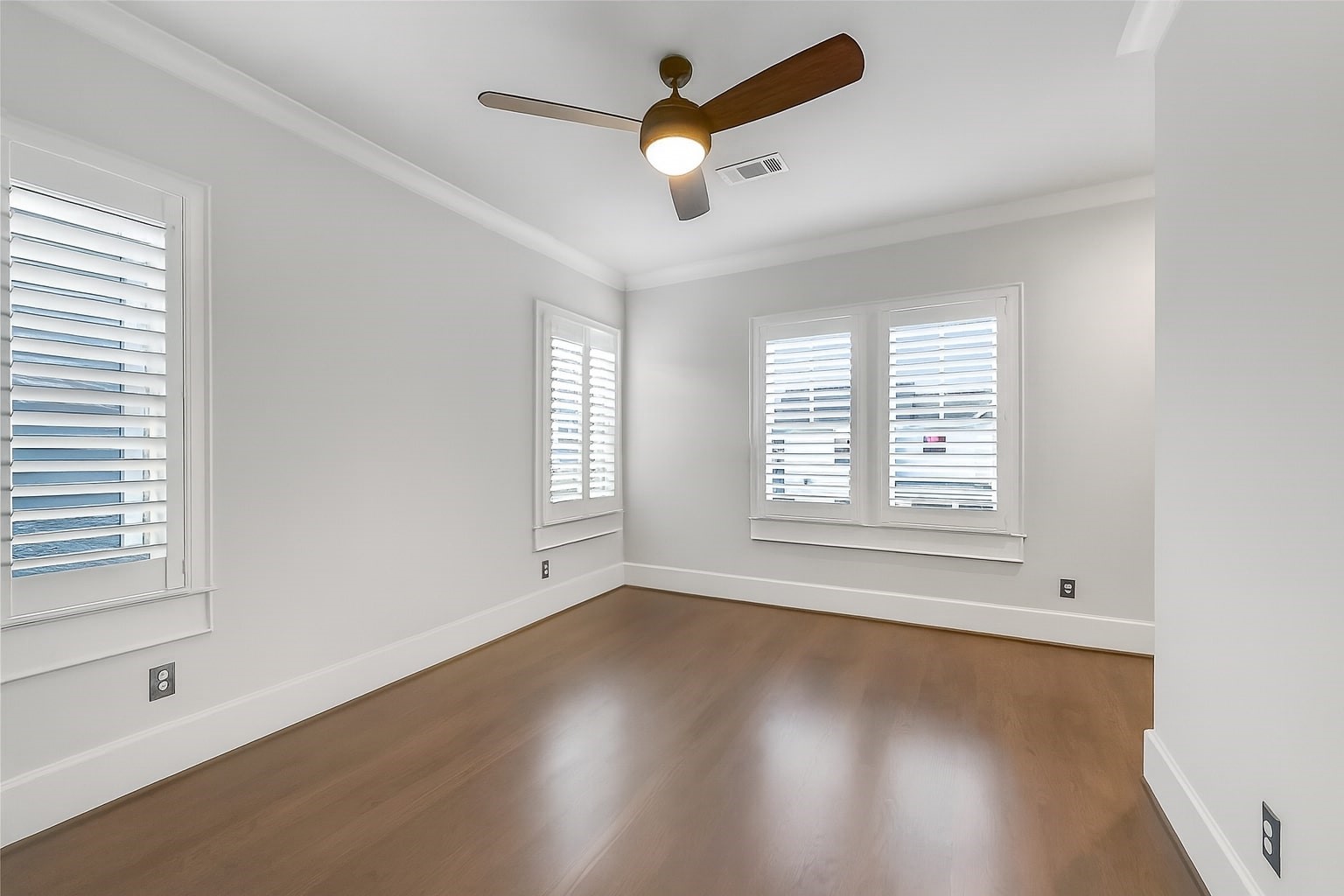 508 East 25th Street Houston, TX 77008 - Photo 19 of 45 Upstairs bedroom with abundant natural light, plantation shutters and gleaming hardwood floors.
