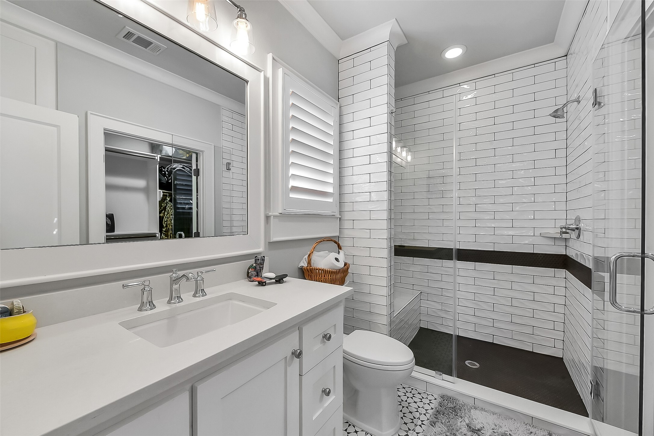 508 East 25th Street Houston, TX 77008 - Photo 20 of 45 Secondary ensuite bathroom with walk-in shower with frameless glass door and bench seat.