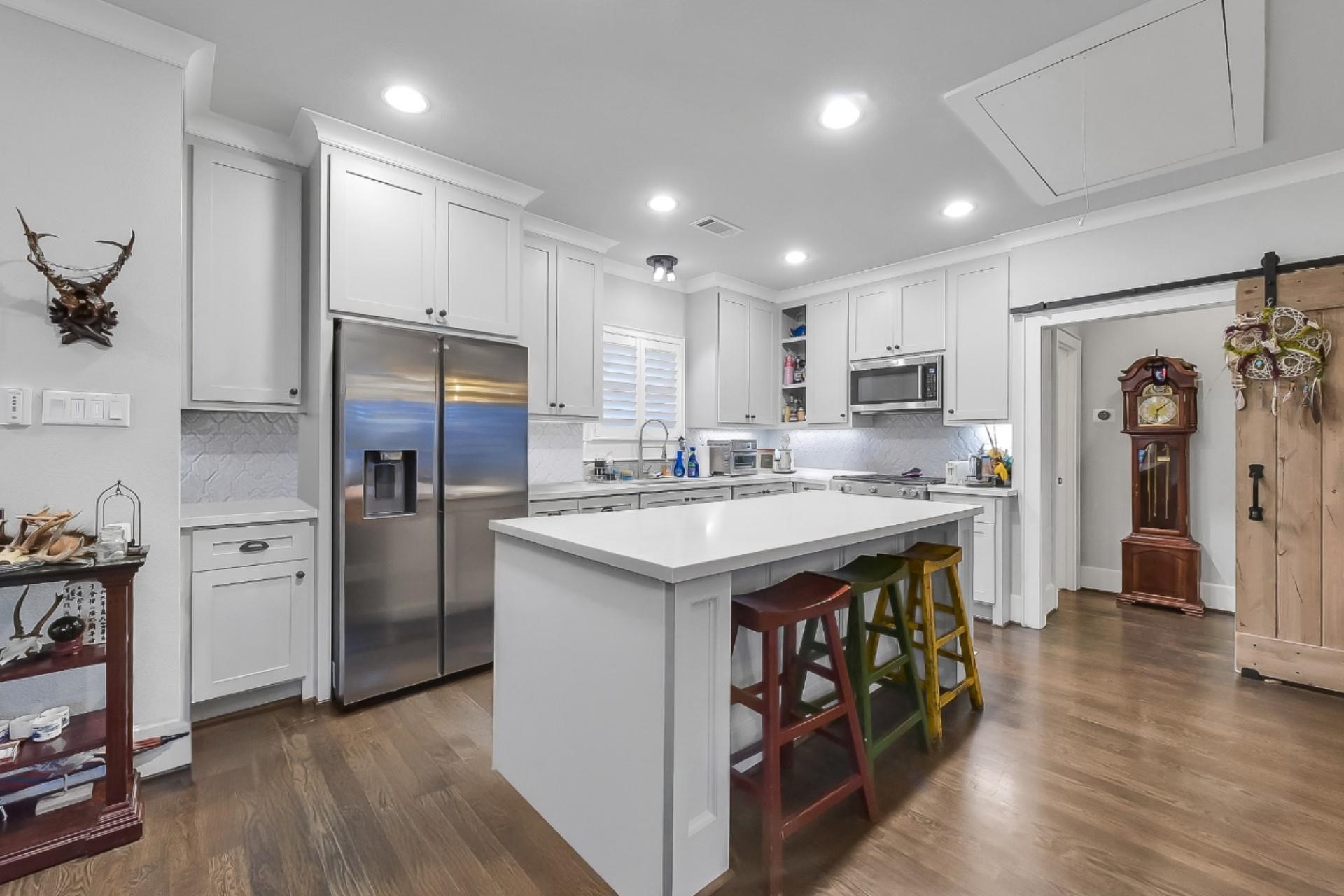 508 East 25th Street Houston, TX 77008 - Photo 28 of 45 The impressive 1100 sqft apartment above the garage offers added flexibility and space in addition to the main home. The island kitchen is equally appointed and will make guests feel like they are at a luxurious resort.