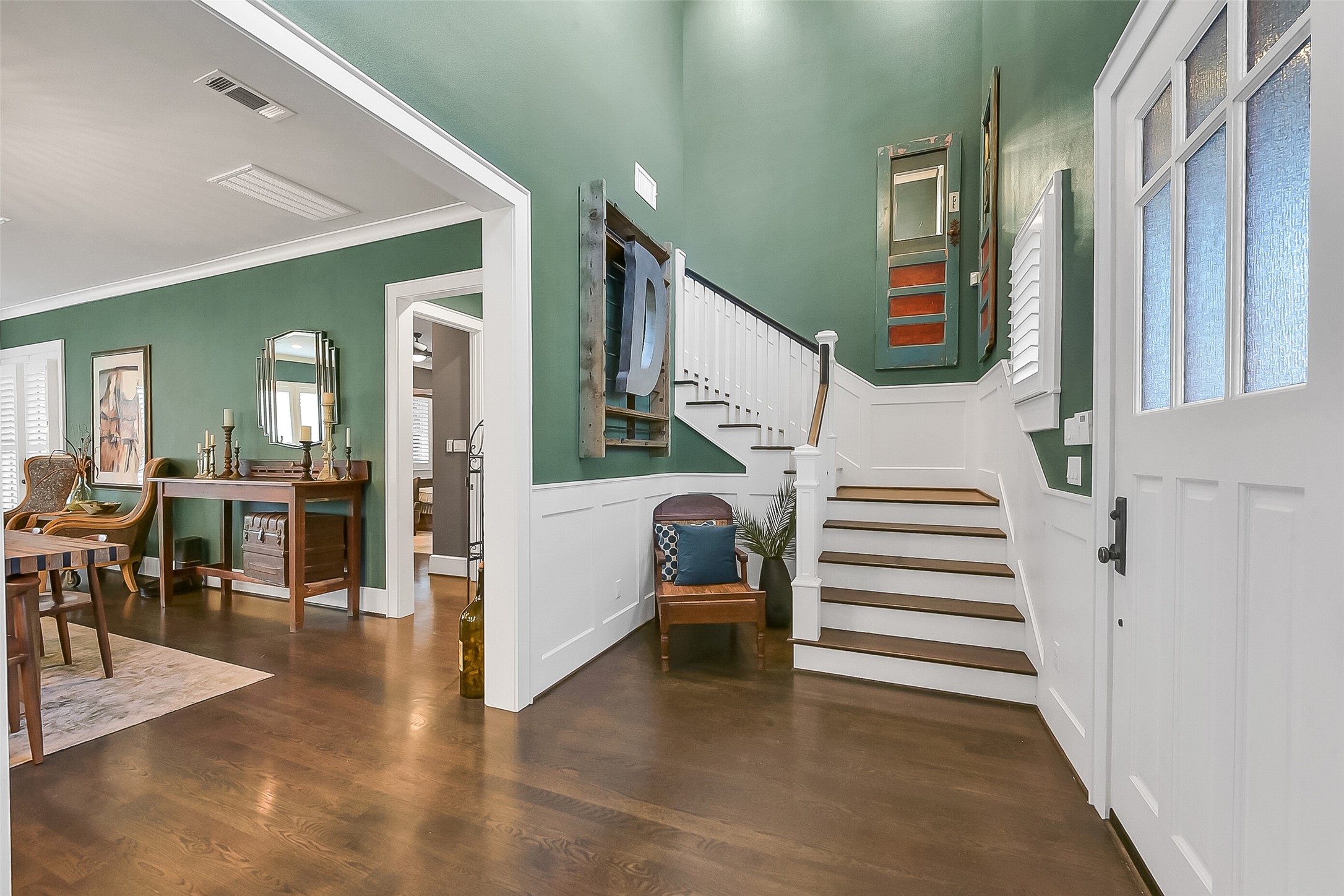 508 East 25th Street Houston, TX 77008 - Photo 3 of 45 An inviting foyer welcomes you with high ceilings leads into the dining area and powder room.