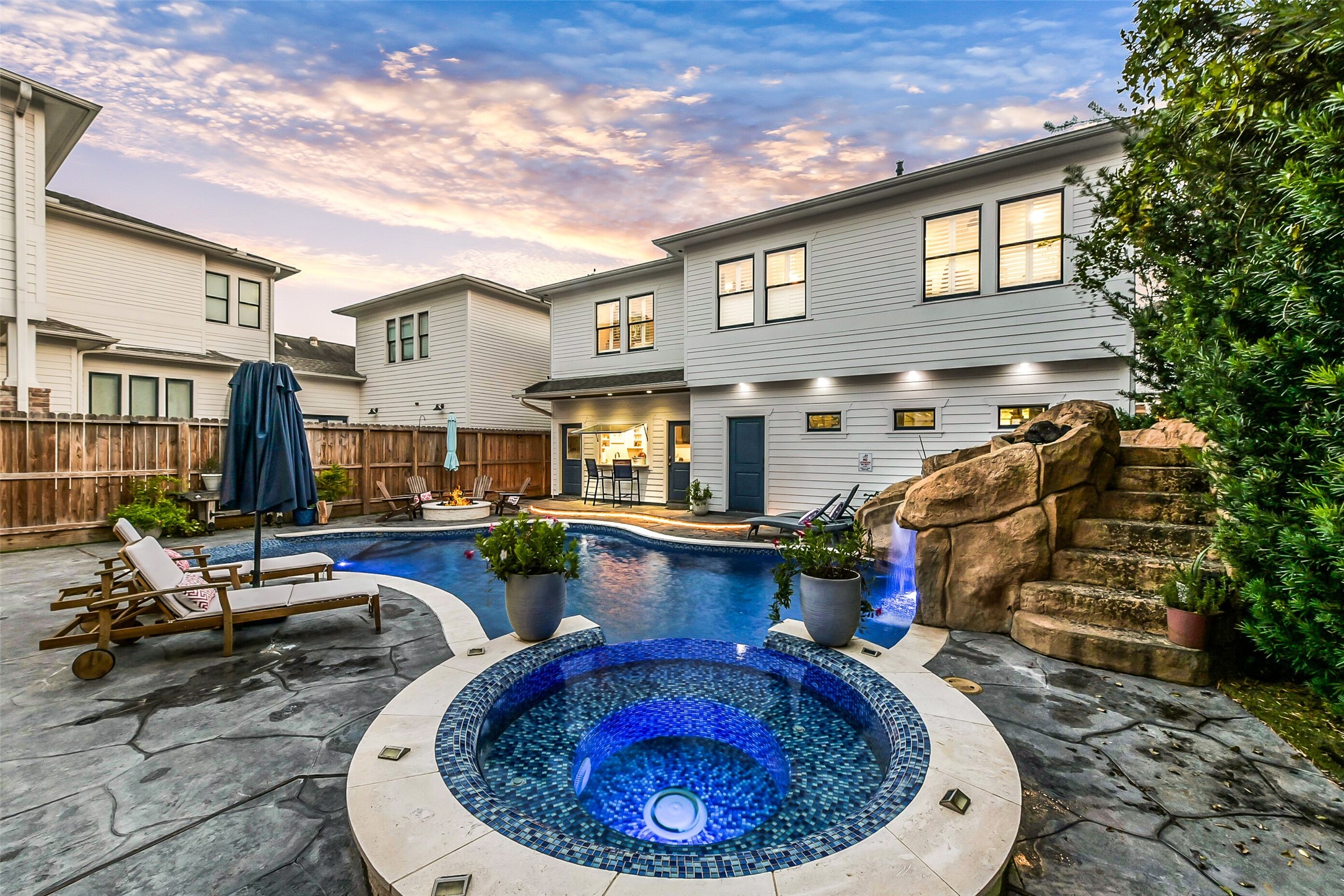 508 East 25th Street Houston, TX 77008 - Photo 32 of 45 Endless entertaining possibilities in your personal backyard oasis.