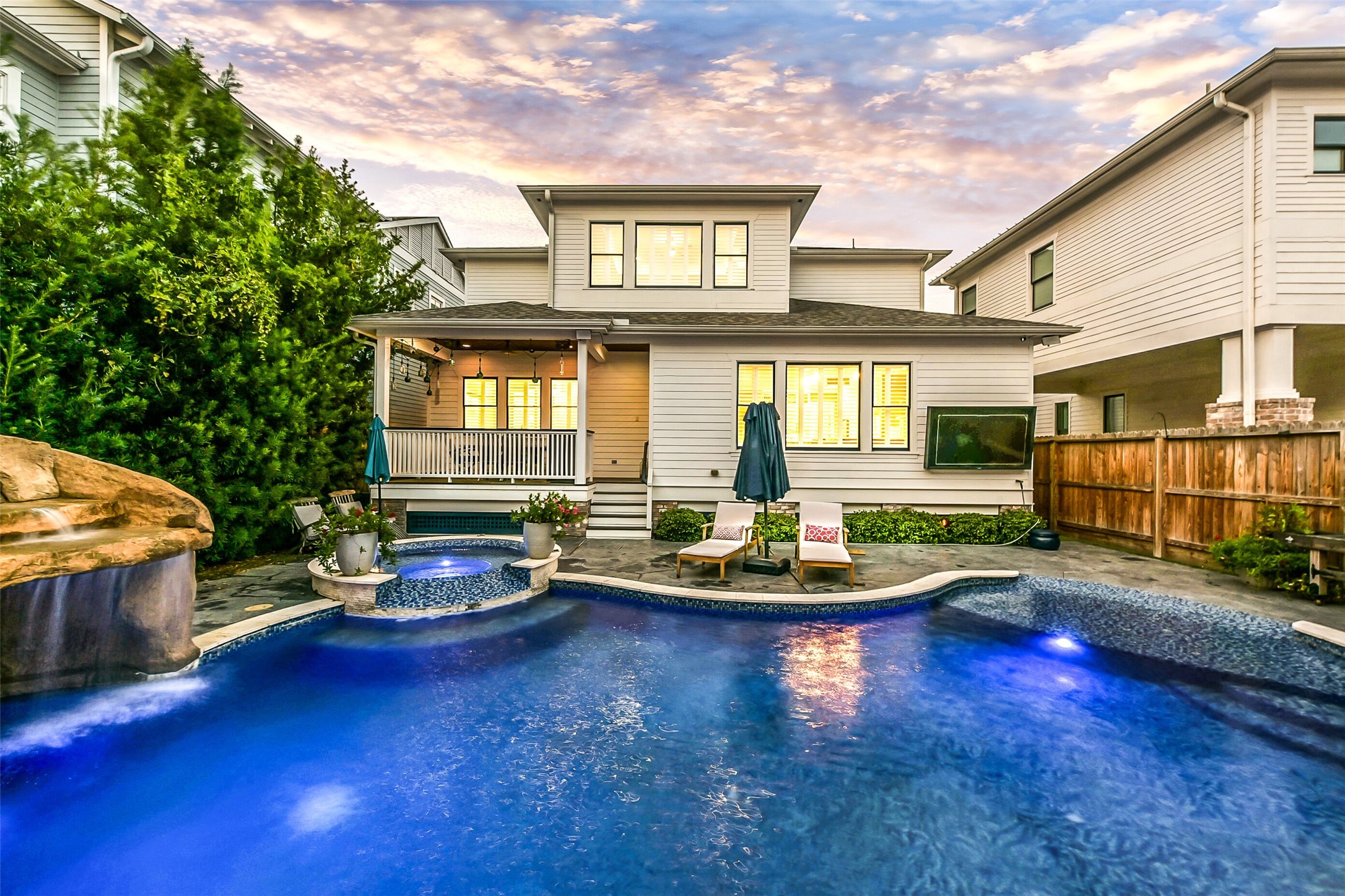 508 East 25th Street Houston, TX 77008 - Photo 35 of 45 Another view of this luxurious resort. There is a turfed side and front yard that are fully fenced for your pets.