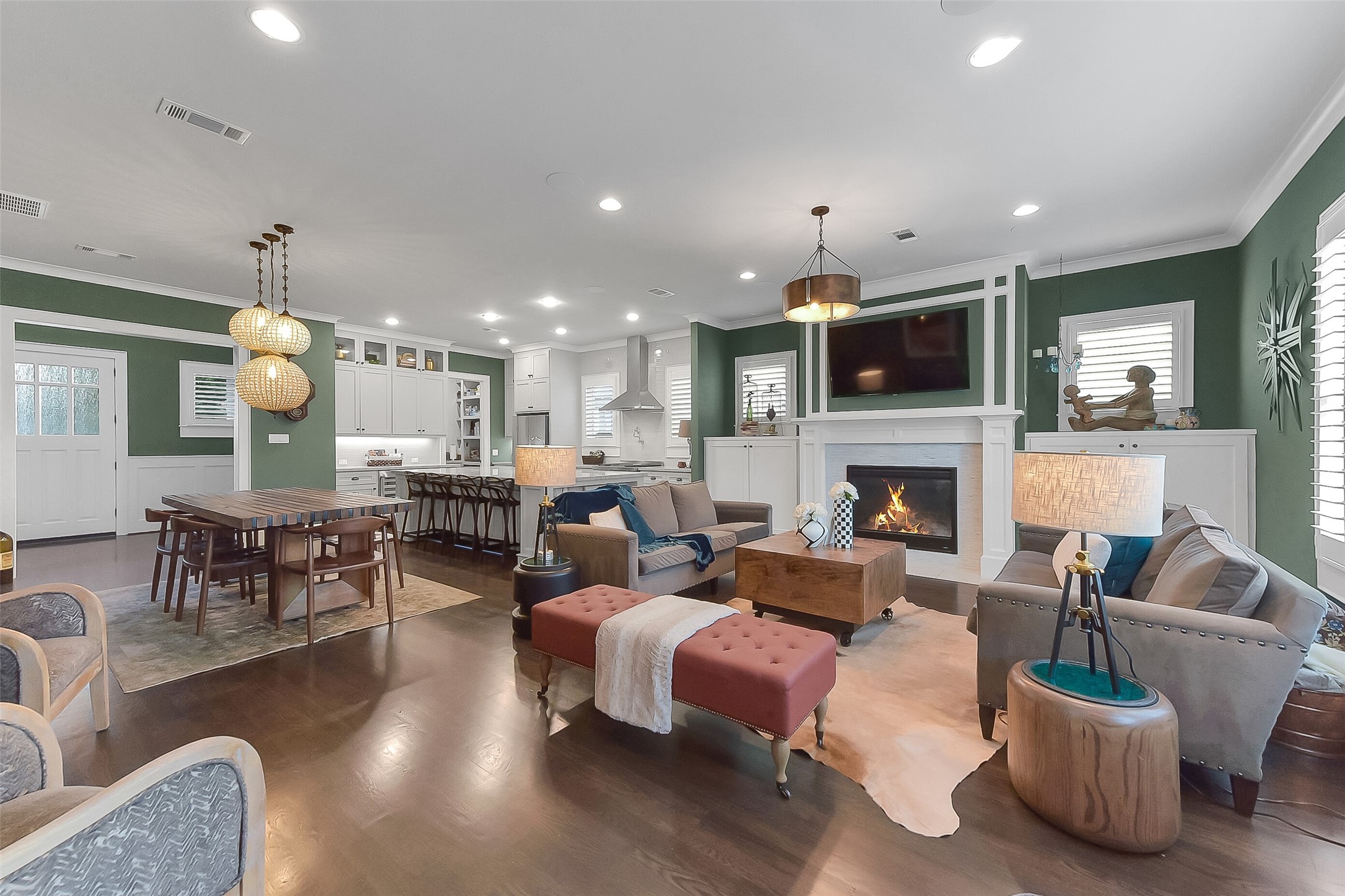 508 East 25th Street Houston, TX 77008 - Photo 4 of 45 The family room is anchored on one side by the gas log fireplace and custom built-ins. On the other side are French doors leading to the covered back patio.