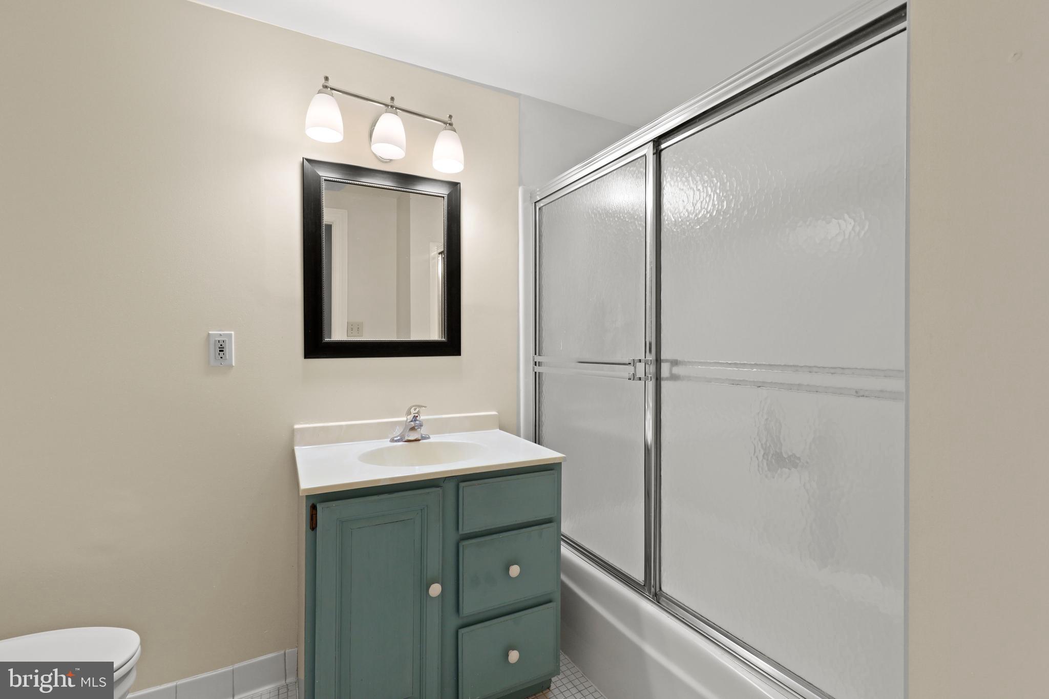 1435 Bolton Street, Unit 2 Baltimore, MD 21217 - Photo 33 of 45 Super clean full bathroom