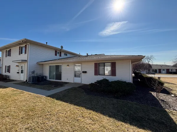$2,300 | 236 Whidah Court, Unit 236, Schaumburg, IL 60193