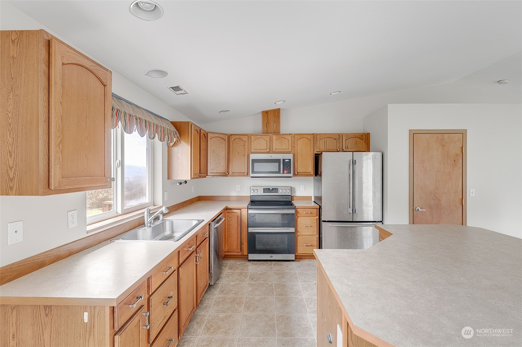 137 Ridgecrest Drive Longview, WA 98632 - Photo 11 of 40 a kitchen with appliances cabinets and a sink