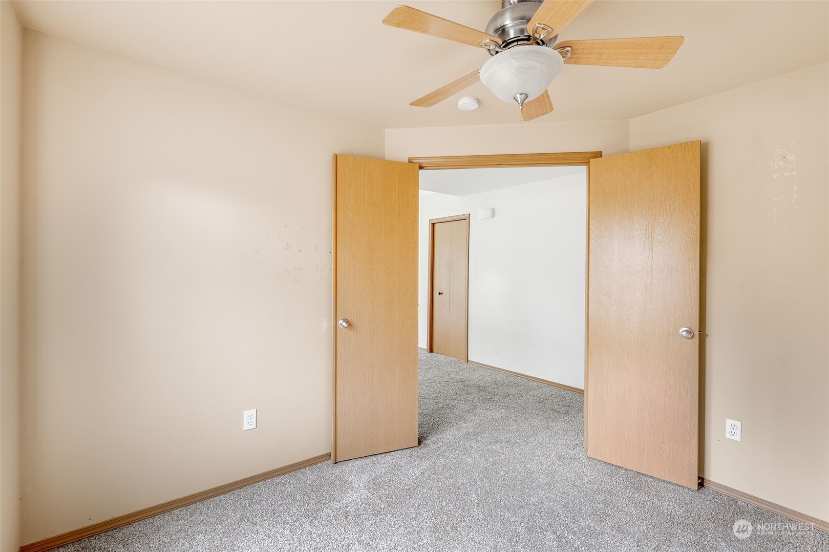 137 Ridgecrest Drive Longview, WA 98632 - Photo 14 of 40 an empty room with a ceiling fan and a fan