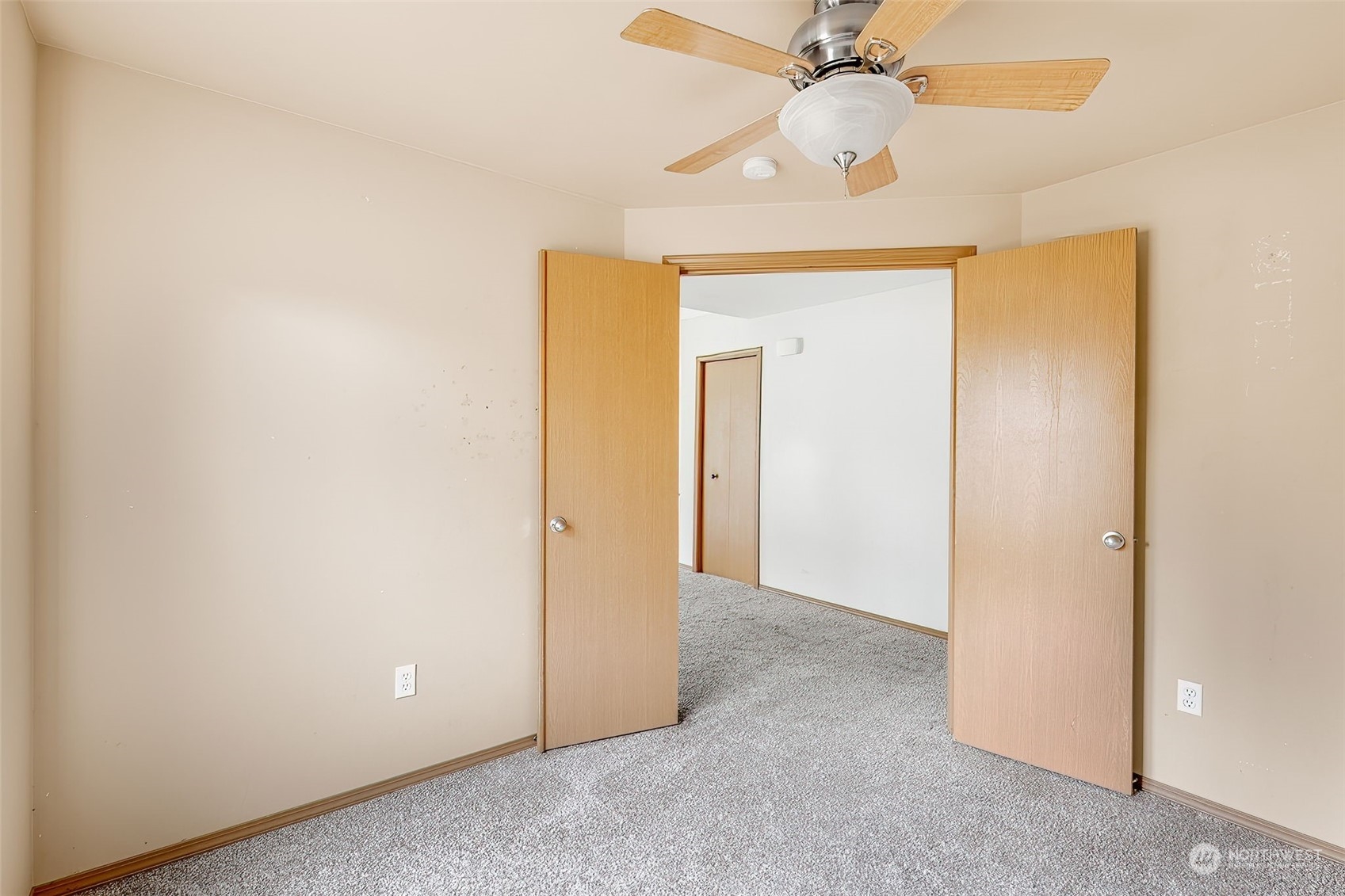 137 Ridgecrest Drive Longview, WA 98632 - Photo 15 of 40 an empty room with a ceiling fan and a fan