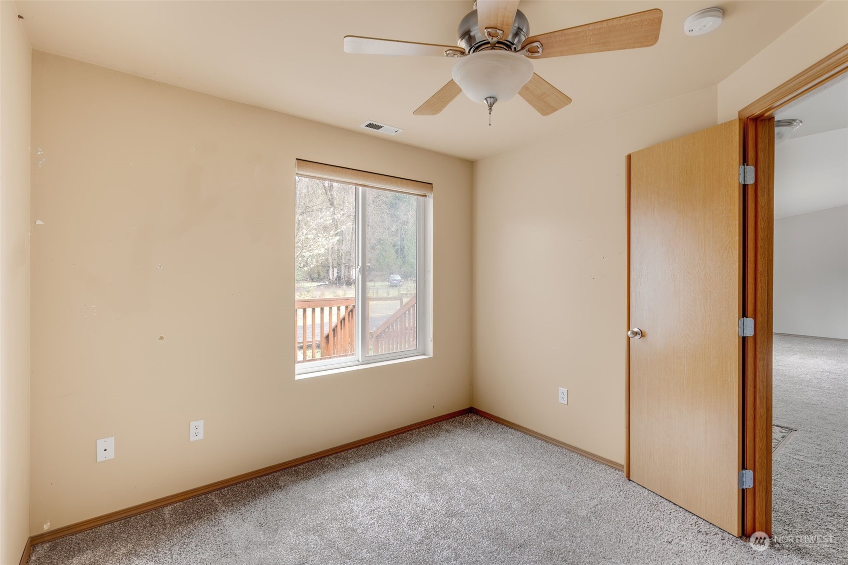 137 Ridgecrest Drive Longview, WA 98632 - Photo 16 of 40 an empty room with windows and fan