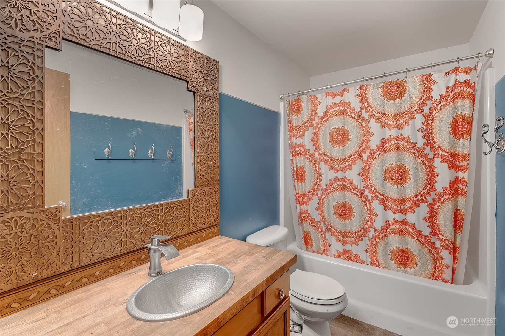 137 Ridgecrest Drive Longview, WA 98632 - Photo 22 of 40 a bathroom with a toilet a sink and a mirror