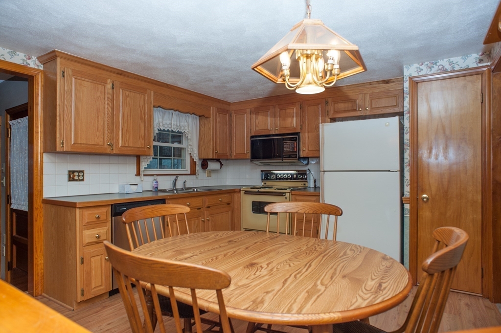 201 Prescott Road Northbridge, MA 01588 - Photo 3 of 41