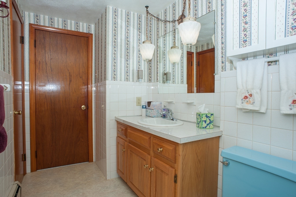 201 Prescott Road Northbridge, MA 01588 - Photo 9 of 41