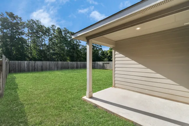 a view of a house with backyard and garden