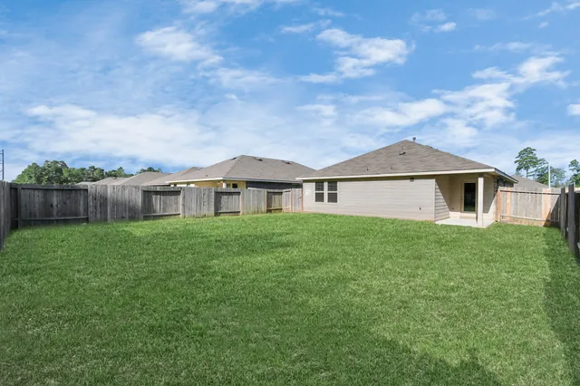 a view of a house with backyard and garden