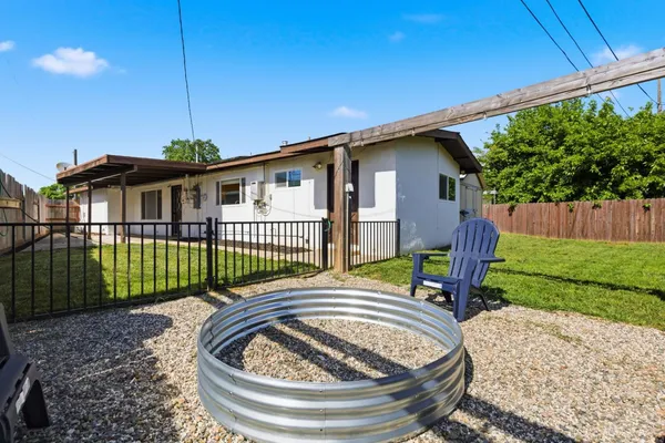 a view of a house with backyard and garden