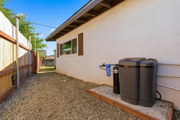a view of a backyard