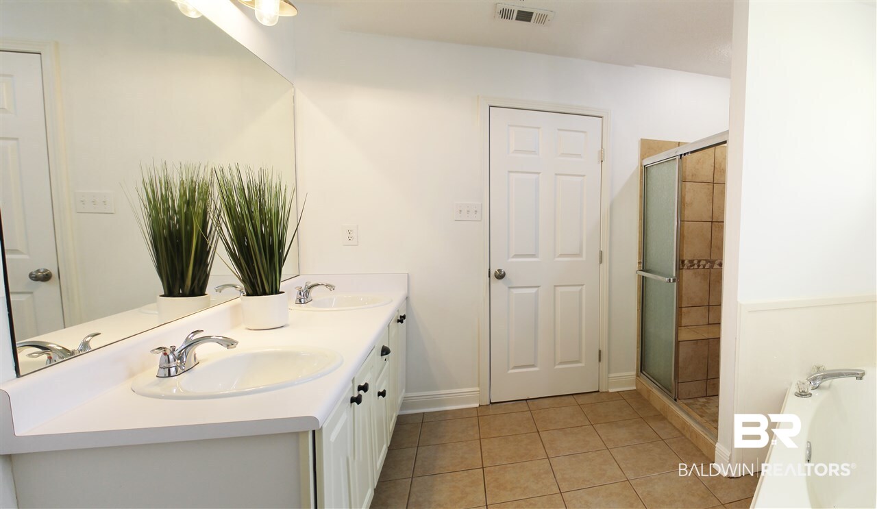 8522 Southern Oak Court Mobile, AL 36695 - Photo 9 of 21 A spacious soaking tub and a separate shower