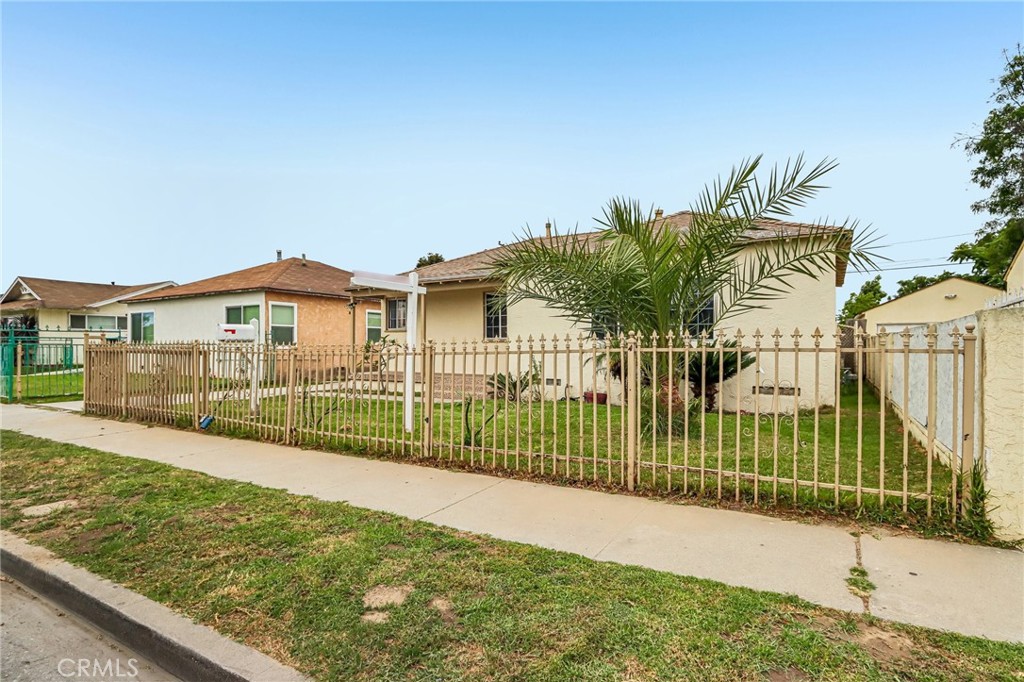 311 North Locust Avenue Compton, CA 90221 - Photo 7 of 38