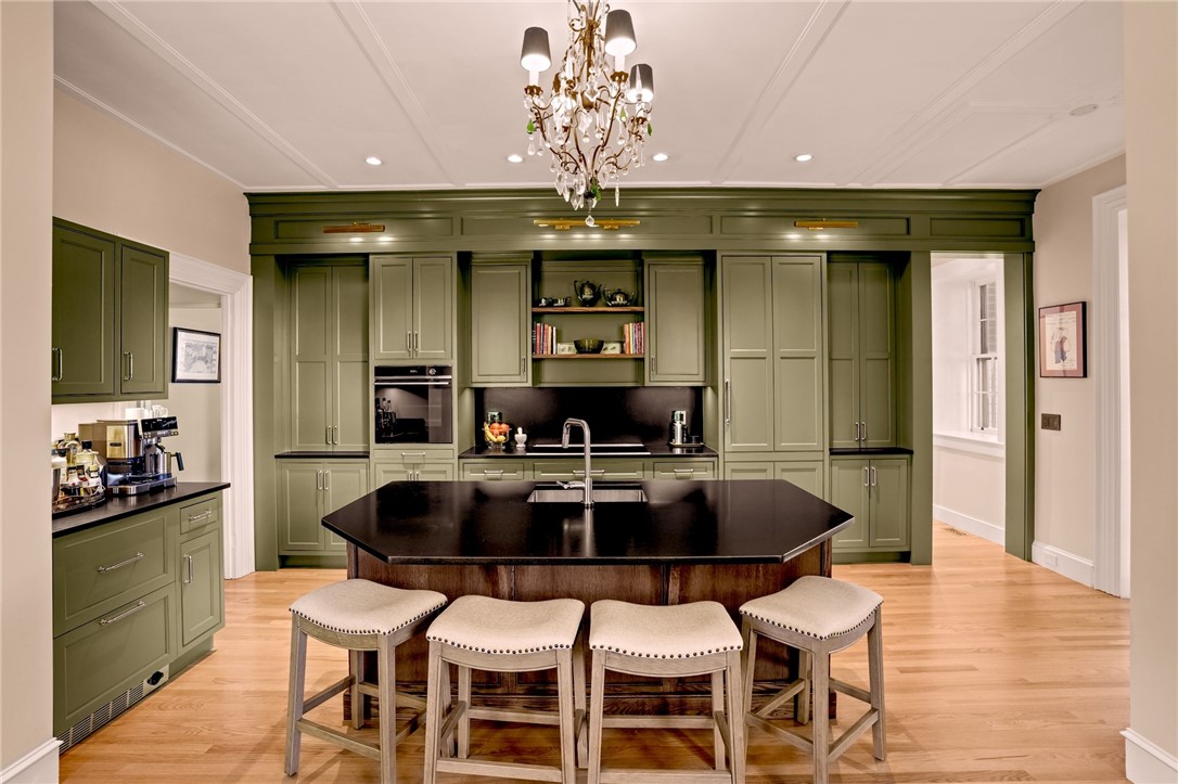 291 High Street Bristol, RI 02809 - Photo 12 of 41 Gather round the chef!