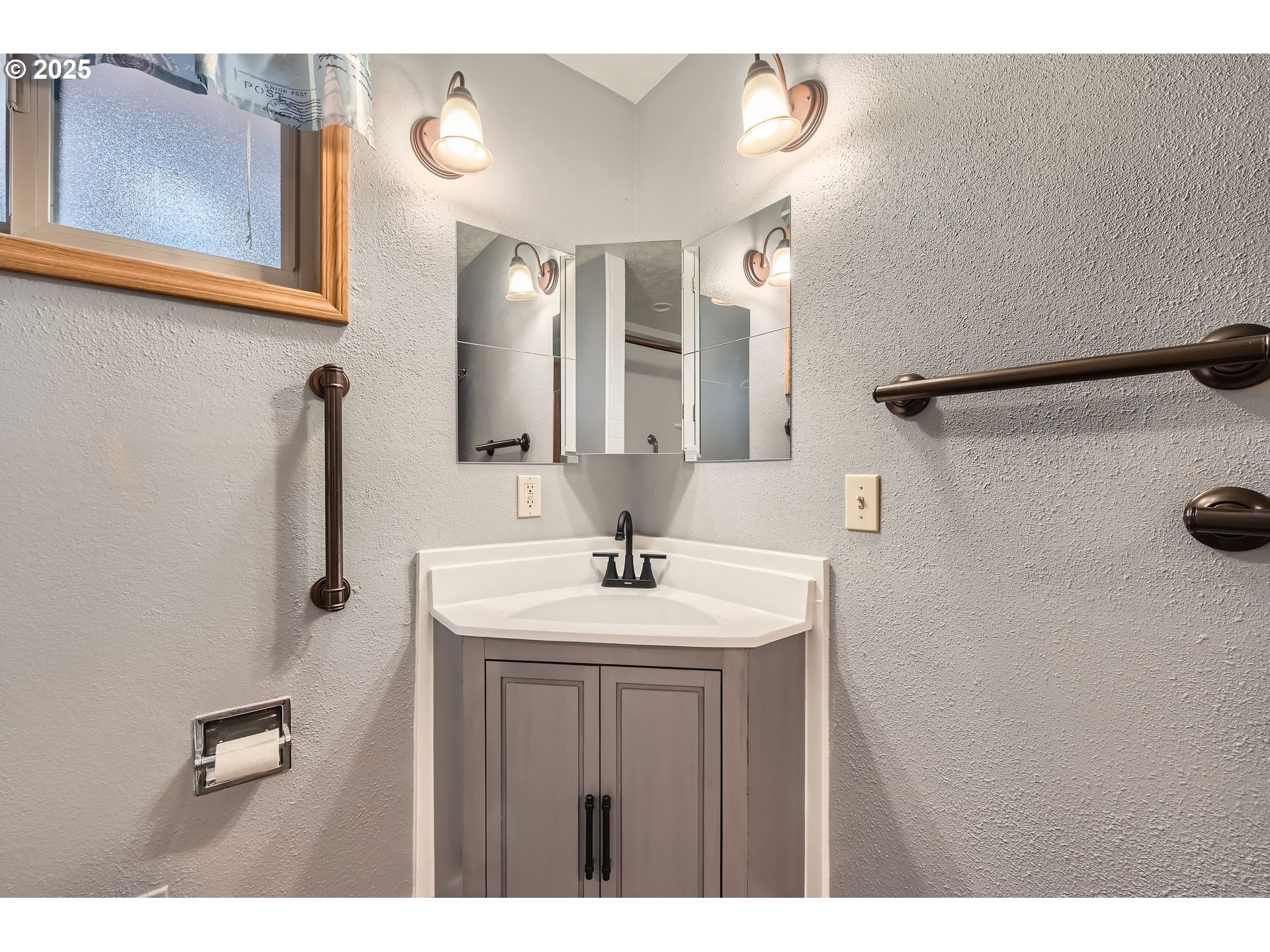 863 Northeast Fleming Avenue, Unit B10 Gresham, OR 97030 - Photo 16 of 38 a bathroom with a sink and a mirror