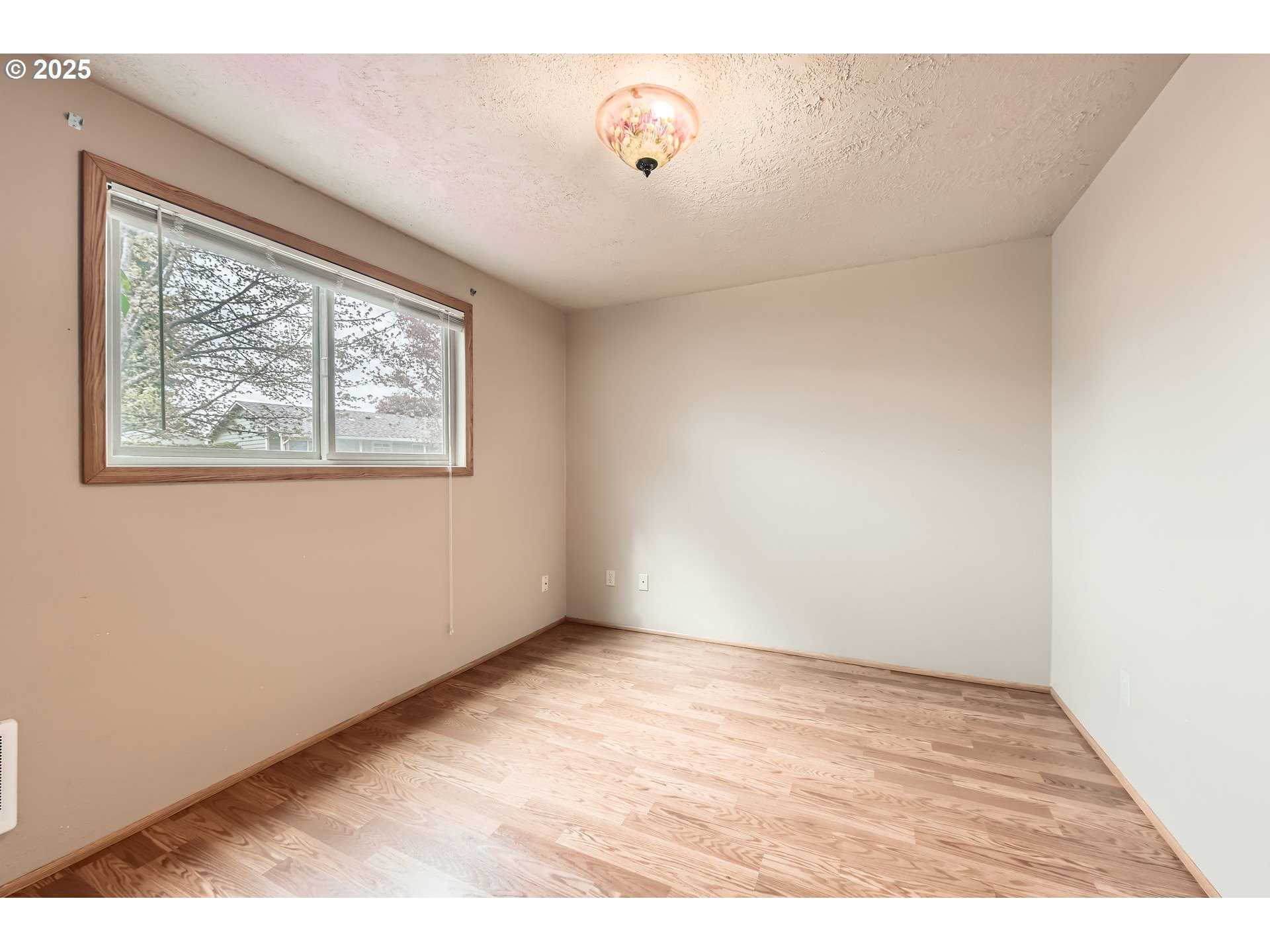 863 Northeast Fleming Avenue, Unit B10 Gresham, OR 97030 - Photo 18 of 38 an empty room with a window
