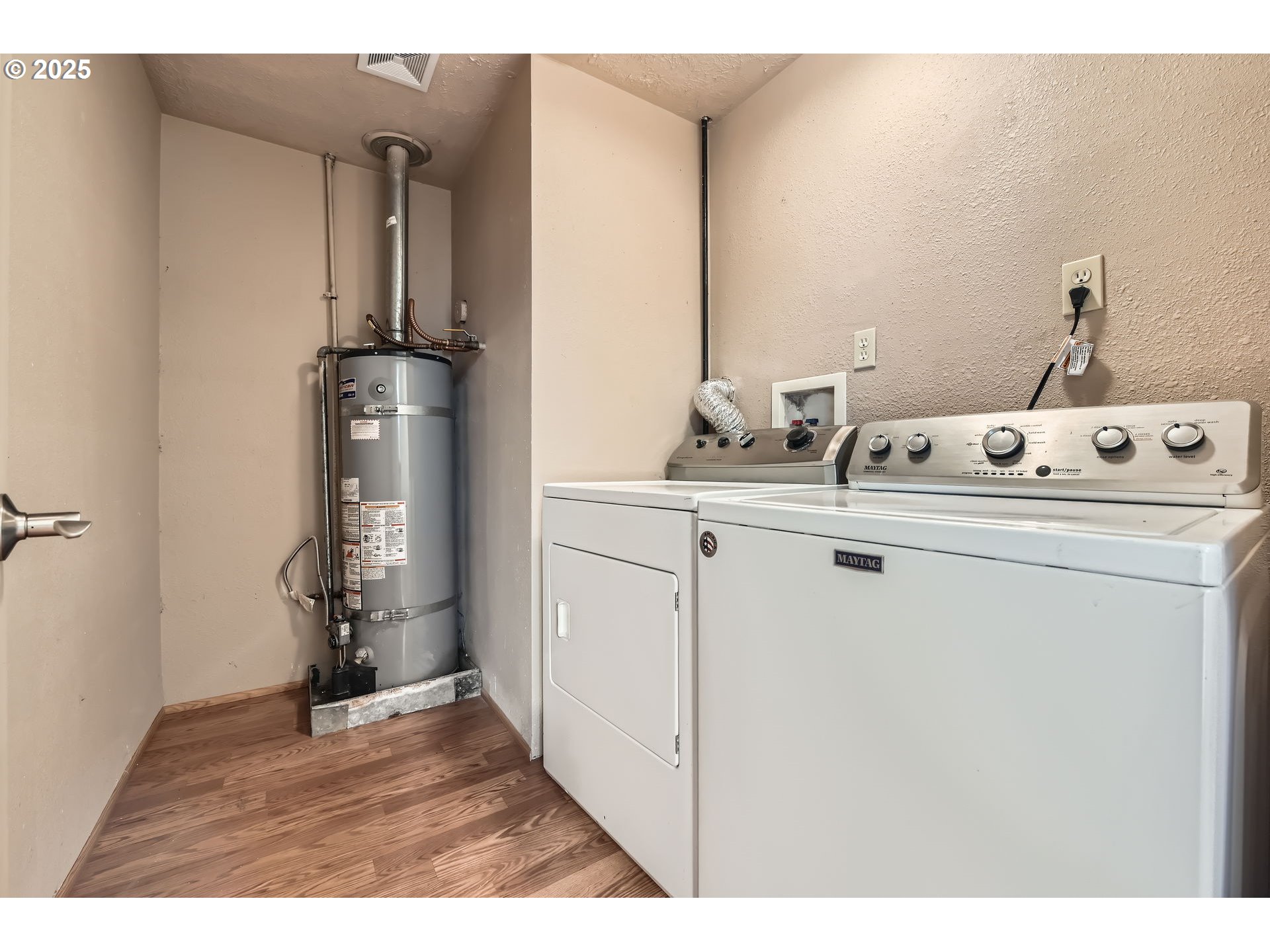 863 Northeast Fleming Avenue, Unit B10 Gresham, OR 97030 - Photo 19 of 38 a utility room with closet dryer and washer