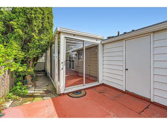 a view of a backyard