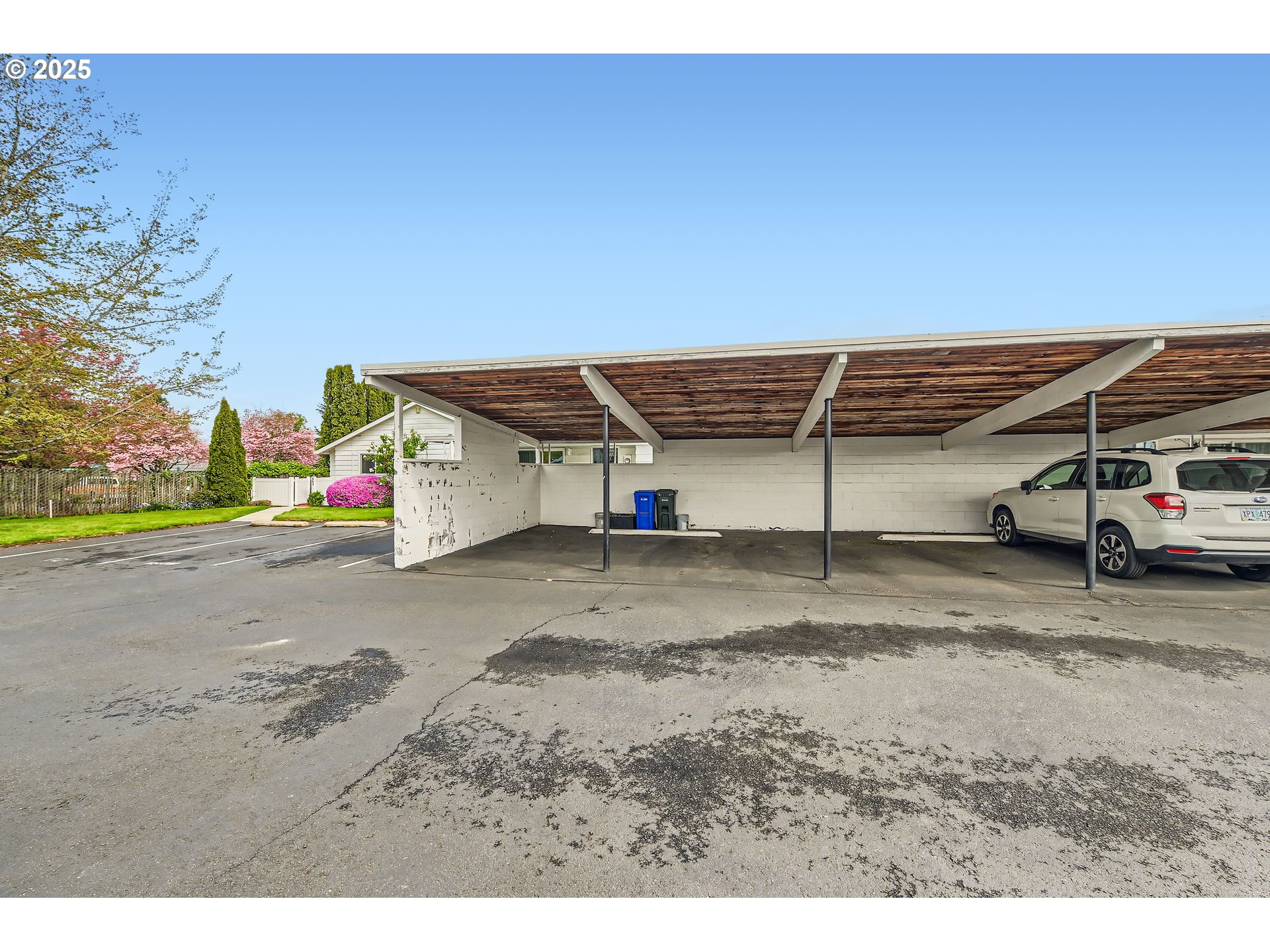 863 Northeast Fleming Avenue, Unit B10 Gresham, OR 97030 - Photo 25 of 38 a view of parking area