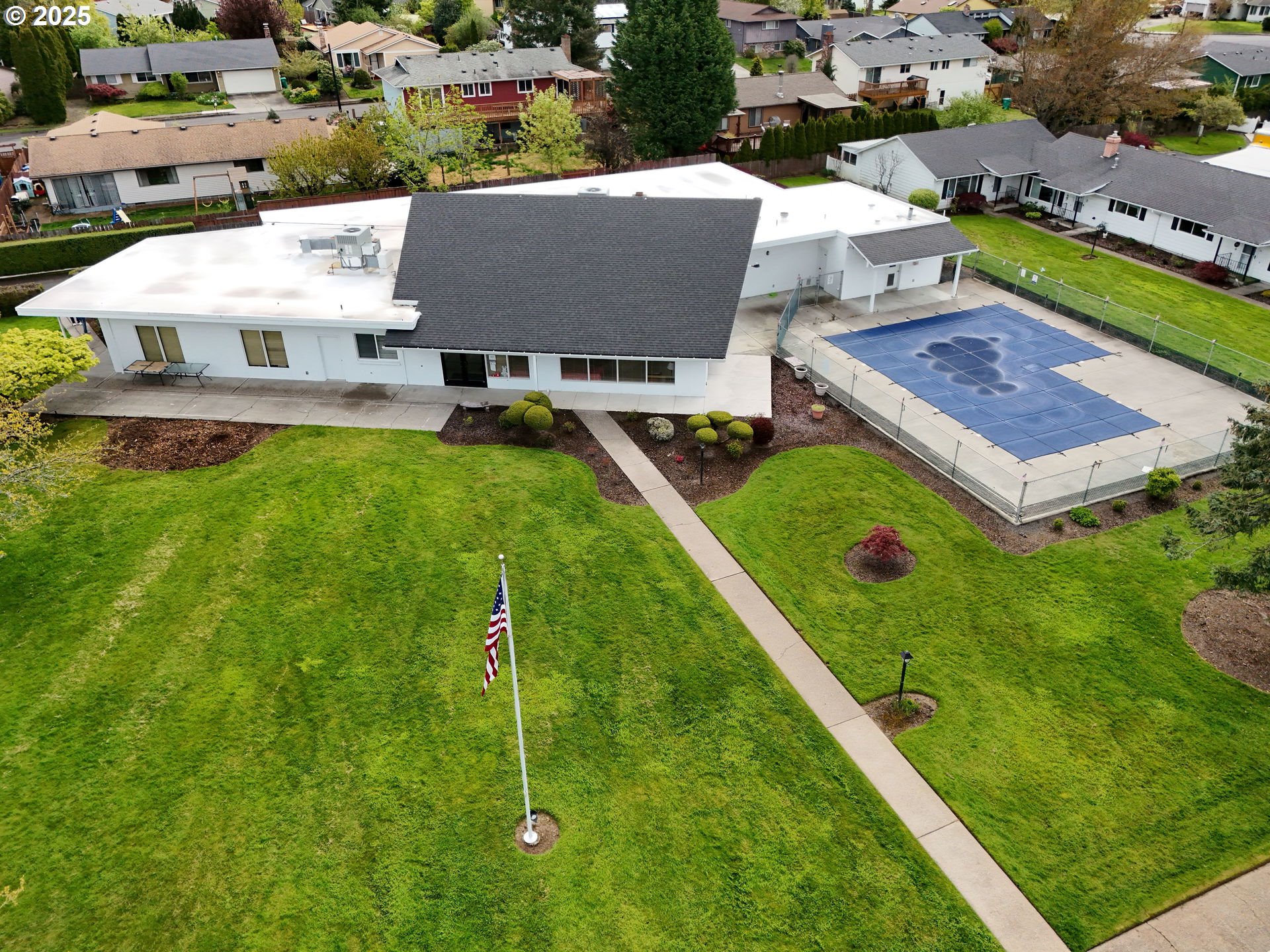 863 Northeast Fleming Avenue, Unit B10 Gresham, OR 97030 - Photo 28 of 38 an aerial view of residential houses with outdoor space and trees