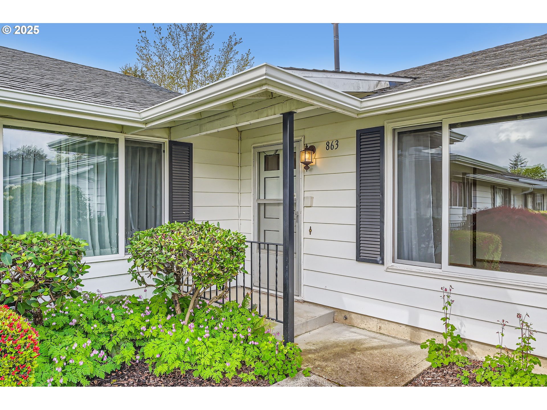 863 Northeast Fleming Avenue, Unit B10 Gresham, OR 97030 - Photo 3 of 38 front view of a house with a small yard