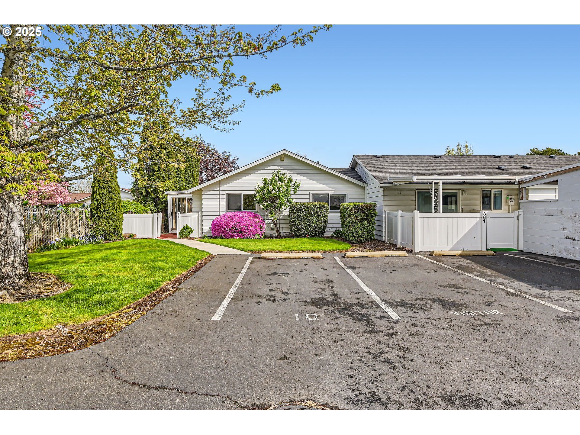 863 Northeast Fleming Avenue, Unit B10 Gresham, OR 97030 - Photo 4 of 38 a view of outdoor space yard and front view of a house