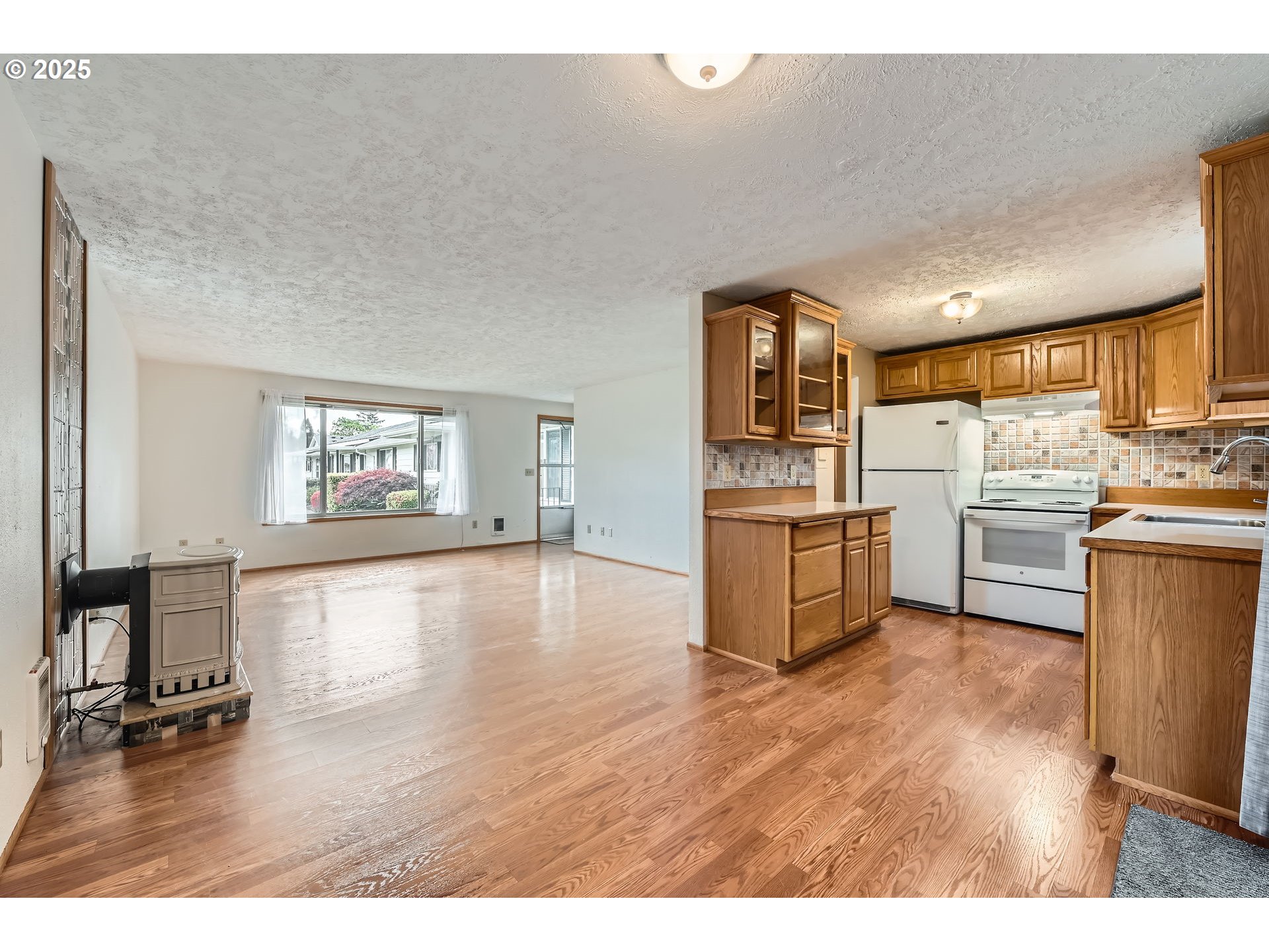 863 Northeast Fleming Avenue, Unit B10 Gresham, OR 97030 - Photo 9 of 38 a kitchen with stainless steel appliances granite countertop a stove and a refrigerator