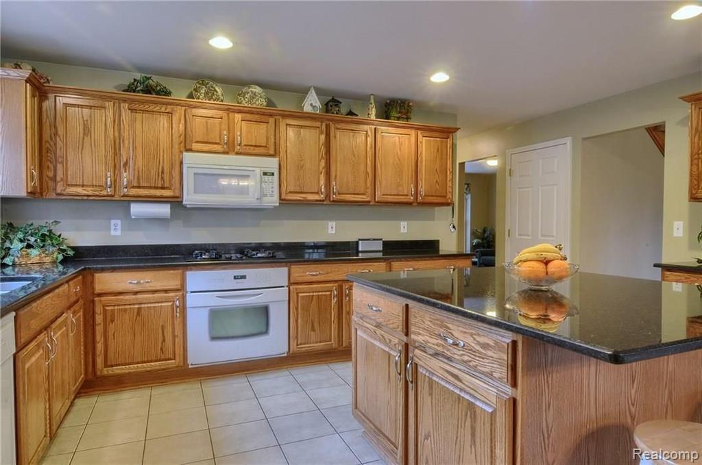 2236 Avon Lake Lane Rochester Hills, MI 48307 - Photo 9 of 30
