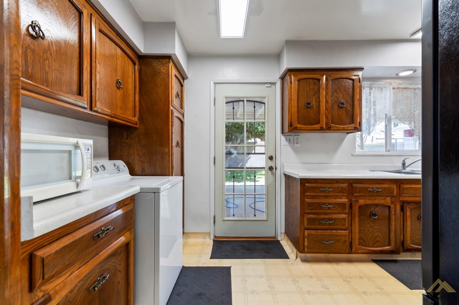 Undisclosed Address Bakersfield, CA 93304 - Photo 13 of 30 a view of cabinet with mirror