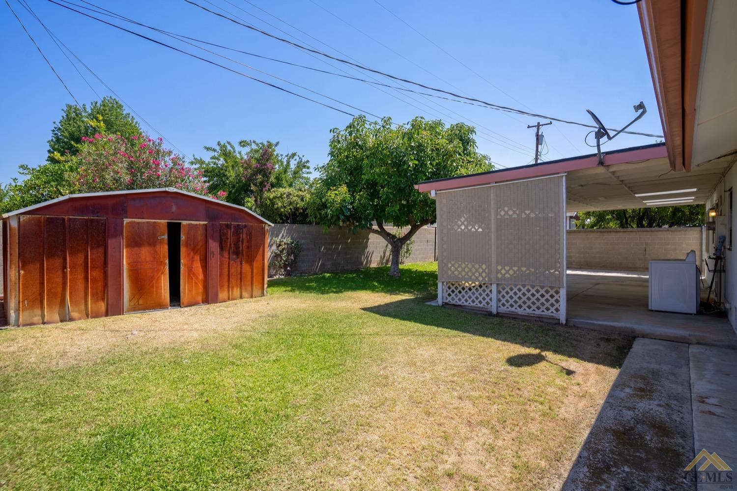 Undisclosed Address Bakersfield, CA 93304 - Photo 25 of 30 a view of a backyard with a tub